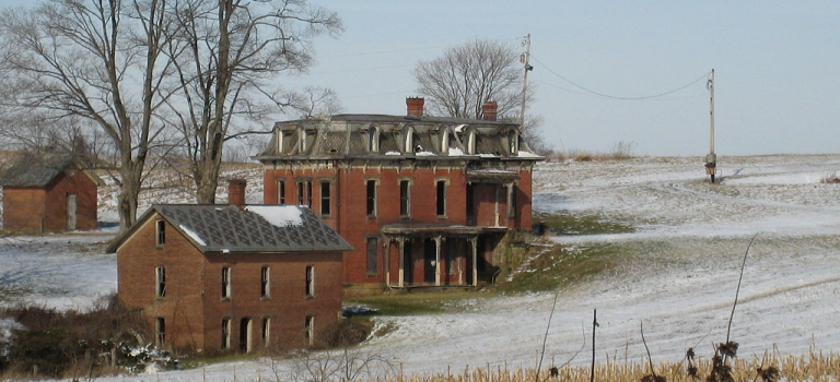 【鬼屋怪談】紅磚牆內的搖晃白影:泥屋大宅恐怖傳說 【鬼屋怪談】紅磚牆內的搖晃白影:泥屋大宅恐怖傳說