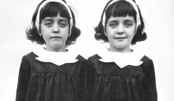 【都市傳說】波洛克雙胞胎：把小孩生回來！死去姊妹化為雙胞胎重回父母懷抱？